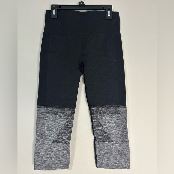 Lululemon Seamlessly Street Crop, Size 4 - Picture 7 of 9